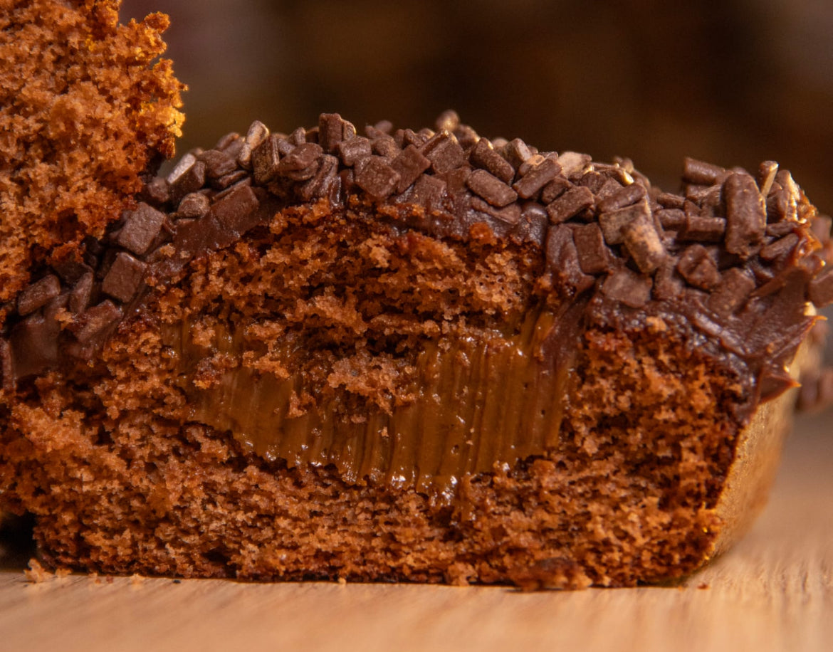 Bolo de pão de mel com recheio de doce de leite