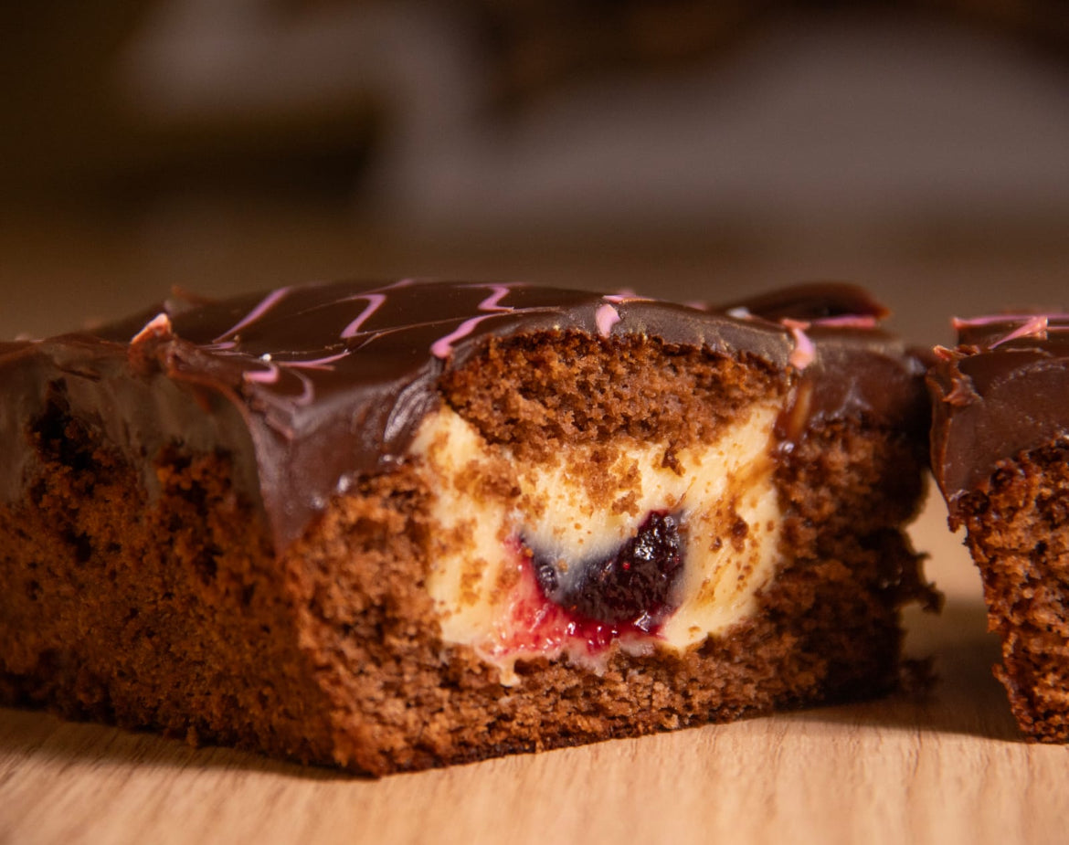 Bolo de pão de mel com recheio de frutas vermelhas