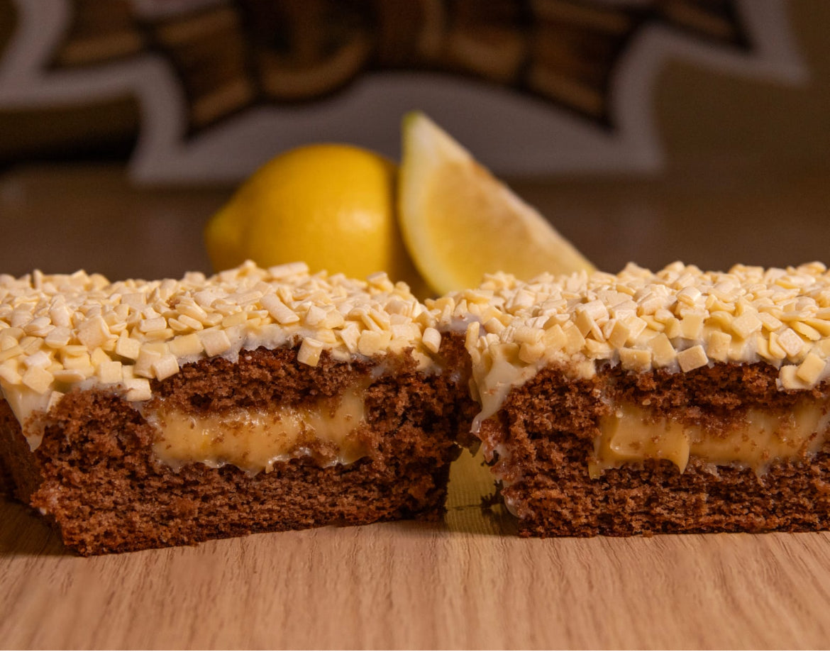 Bolo de pão de mel com recheio de limão siciliano